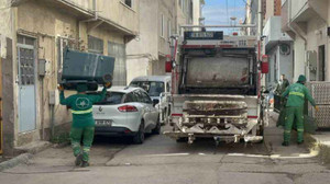 Müziği duyan temizlik işçisi trafiğin ortasında horon oynamaya başladı!