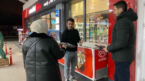 Derince’li gençlerden petrol ofisinde çalışanlara jest