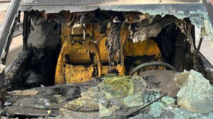 İzmit'te şehrin ortasında hafif ticari araç alev alev yandı