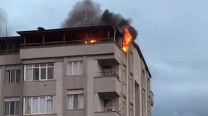 5 katlı apartmanın çatısı alev alev yandı