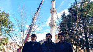 Tehlike oluşturan Elmalık Camii’nin minare külahı yenilendi