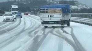 Yollar buz tuttu, araçlar yolda kaldı