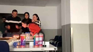 Rehine krizinde doğum günü kutlaması