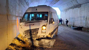 Öğrenci servisi ile otomobil çarpıştı 14 yaralı
