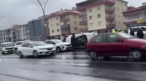 Dur ihtarına uymayan sürücü 6 otomobile çarptı: Çok sayıda yaralı