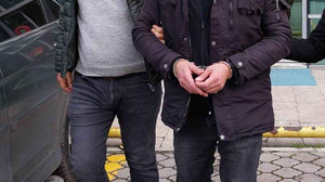 Yabancı uyrukluların sınır dışı edilmesine sahte belgelerle engel olan çeteye operasyon!