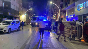 Duraklayan araca çarpıp devrildi: O anlar kamerada