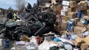 Tır otomobilin üzerine devrildi: Ölüler ve yaralılar var