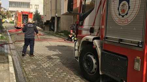 Kocaeli'de 2 katlı evin çatısı alevlere teslim oldu