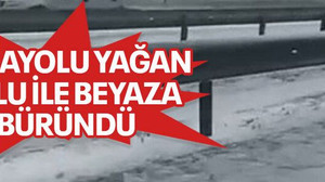Karayolu yağan dolu ile beyaza büründü