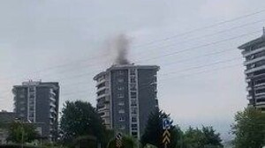 İzmit'teki 16 katlı binada yangın!