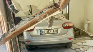 Kahramanmaraş'ta otomobil iş yerine daldı