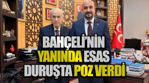 Bahçeli’nin yanında esas duruşta poz verdi
