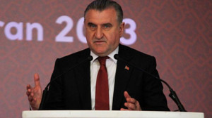 Bakan Bak’tan milli yüzücüler için tebrik mesajı