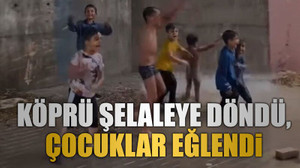 Köprü şelaleye döndü, çocuklar eğlendi