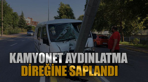 Kamyonet aydınlatma direğine saplandı