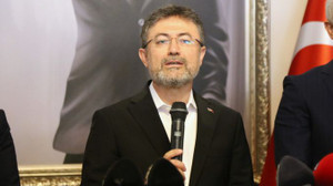 Bakan Yumaklı Manisa’da üzüm hasat etti