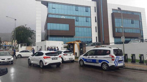 Abisini vurdu, polisi aradı