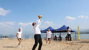 Derince'de plaj voleybolu turnuvasına yoğun katılım!