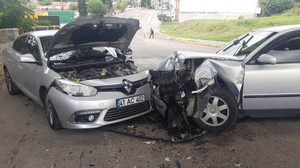 Otomobiller çarpıştı: 2 yaralı