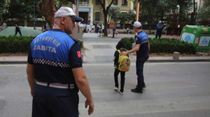 Zabıtalar okul önlerinde