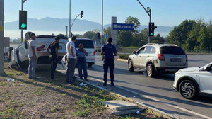Seyir halindeki otomobil takla attı