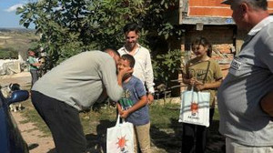 AKP Derince okula başlayan çocukları unutmadı