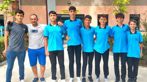 Okul okul gezip futbolculara yemek dağıtıyor