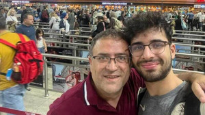 Sertif Gökçe oğlunu Londra’ya uğurladı