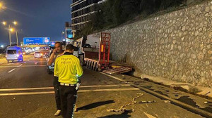 Kocaeli'de tırın taşıdığı elektrik trafosu yola düştü!
