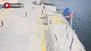 Kocaeli'de tırın denize düştüğü anlar kamerada