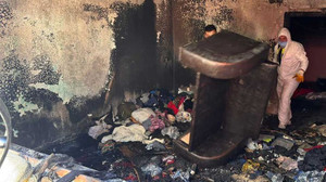 Gölcük Belediyesi büyük hasar gören evi temizledi