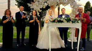 Emine Zeybek sessiz sedasız kızını evlendirdi