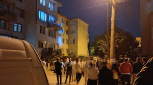 Körfez'de bir şahıs eşiyle tartışıp pompalı tüfekle çatıya çıktı
