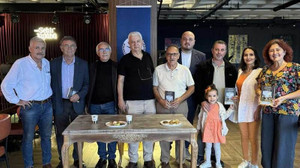 Dr. Ufuk Saka okurları için kitabını imzaladı