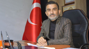 Ağzında puro, kulağında Selda Bağcan MHP’li eski başkan, ilçe yöneticiliğine razı oldu