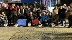 İzmit’te işçiler için baretler yere vuruldu!