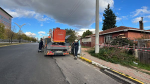Tır elektrik direğine çarptı, bölge elektriksiz kaldı!