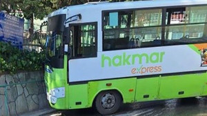 Yolcular panik yaşadı! Özel halk otobüsü duvara çarptı