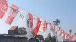 İzmit’te tören alanında parti bayrağı tepkisi!