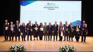 Vali Aktaş, KOÜ’de akademik giysi törenine katıldı