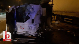 Park halindeki tıra çarpan tırın kupası koptu, Sürücü ağır yaralandı