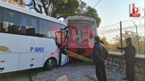 Halk otobüsü ile servis minibüsü çarpıştı!