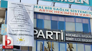 İYİ Partili gençlerden AKP binası karşısına Andımız pankartı