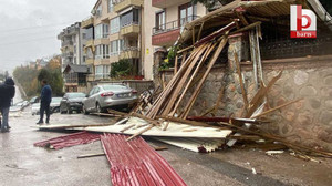 Kocaeli'de şiddetli rüzgar çatıyı uçurdu! 6 araç hasar gördü
