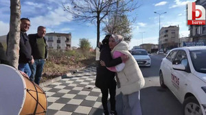 Kocaeli'de 3. denemesinde ehliyet sınavını geçen kadın halay çekti