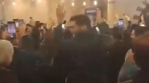 İstanbul’daki camide Suriyelerle birlikte “ESAD” kutlaması