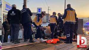 Kocaeli'de motosiklet tırla bariyer arasına sıkıştı