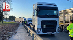Kocaeli'de seyir halindeki skuter, tır ile bariyer arasında kaldı!