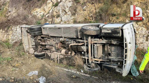 Tur minibüsü devrildi! Kazada 23 kişi yaralandı